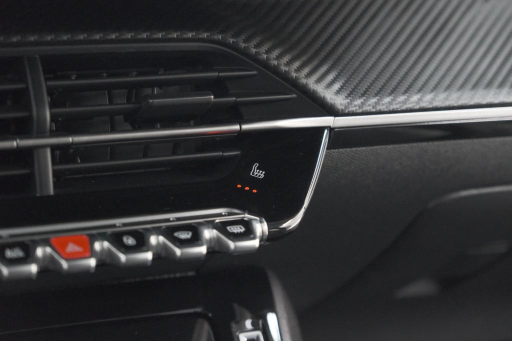 Peugeot 208 puretech 100 allure pack | camera | apple carplay | stoelverwar