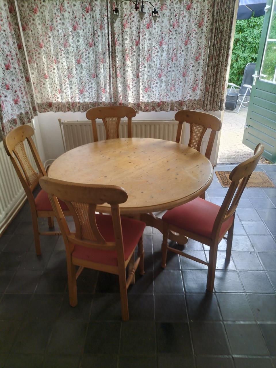 Eettafel rond met 5 stoelen