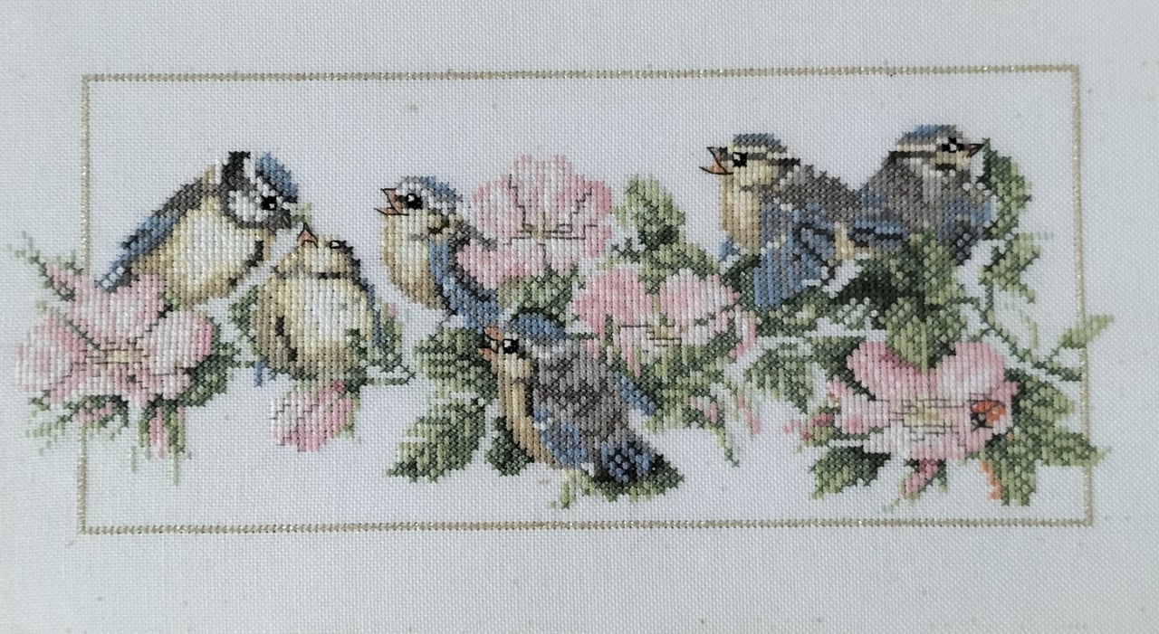 Geborduurd schilderij pimpelmeesjes en bloemen