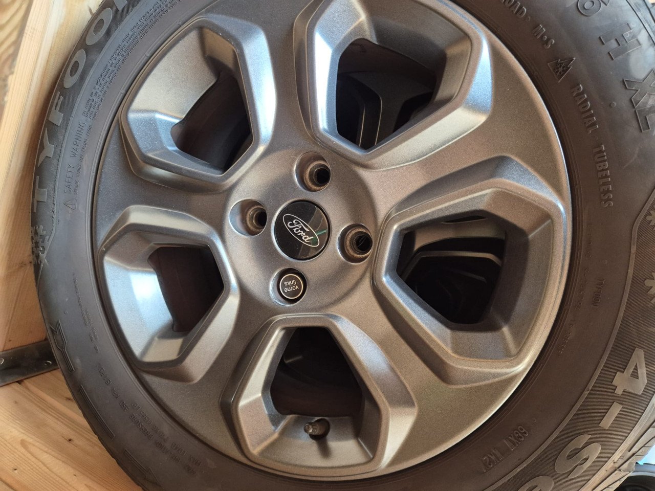 16" ford ecosport velg met winterbanden