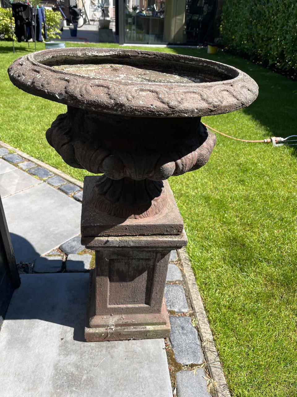 Franse tuinvaas op sokkel kunststof