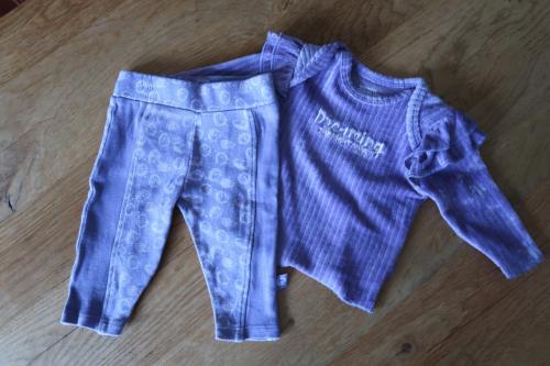 Kleding setje, maatje 56 in paars €2,- + Baby vestje maatje 50 voor €1,-