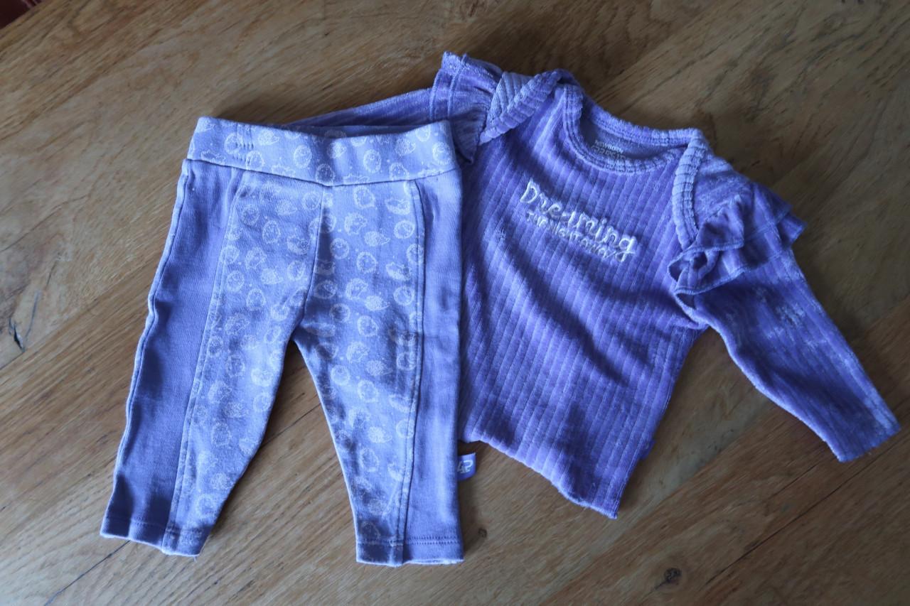 Kleding setje, maatje 56 in paars €2,- + Baby vestje maatje 50 voor €1,-