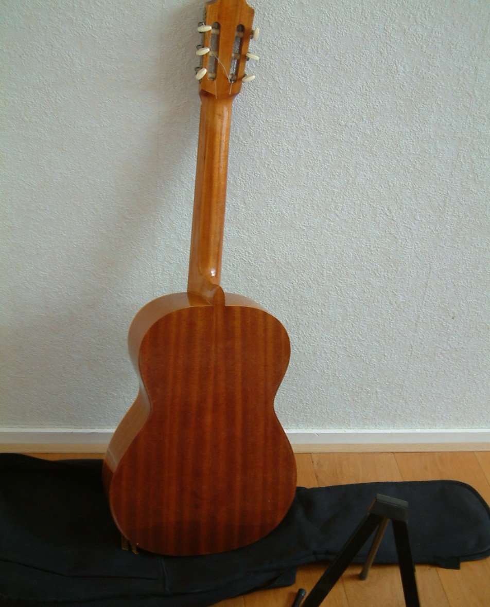 Juan Salvador gitaar    100 euro  met rug tas