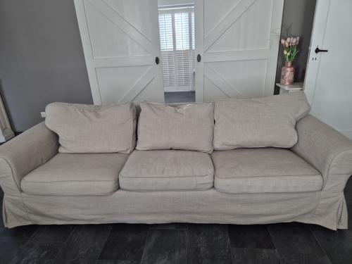 Twee beige banken,Ektorp.