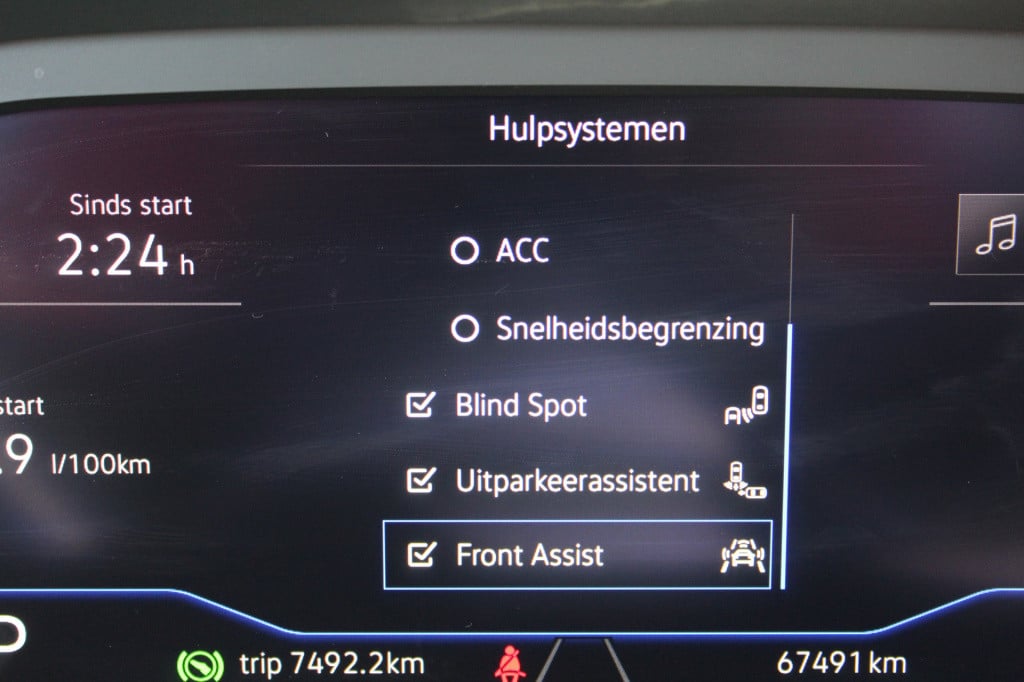 Volkswagen T-roc 1.5 tsi r-line | acc | navi | camera | dsg | trekhaak