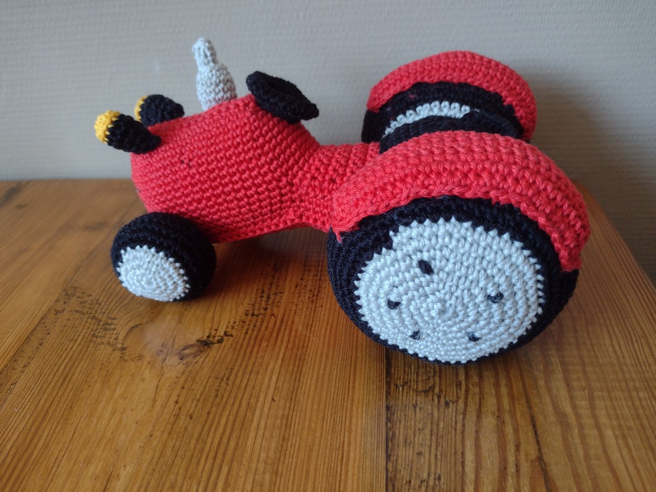Gehaakte boer op tractor
