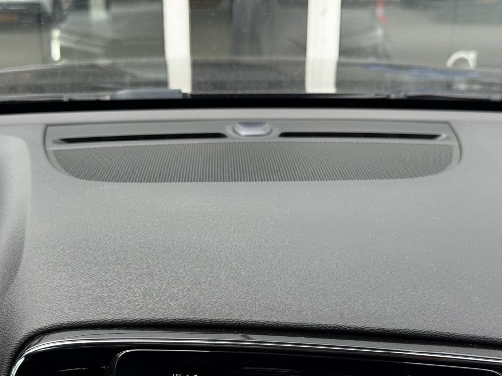 Volvo C40 extended plus 82 kwh | trekhaak| pano| achteruitrijcamera| stoel