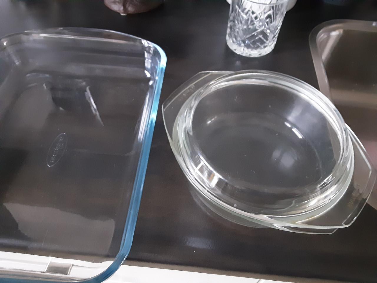3 pyrex glzazen oven schalen 2 grote en 1 kleine met deksel