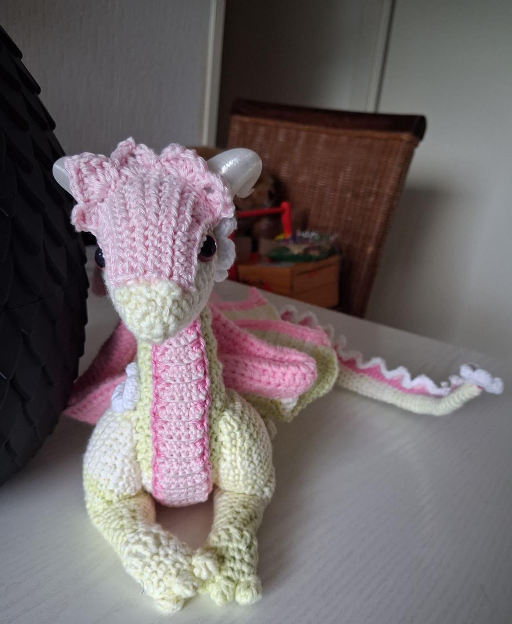 Gehaakte cherry blossom draak met draken ei