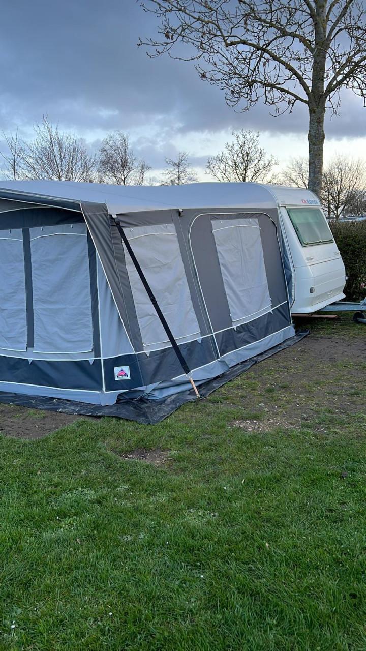 Adria caravan 5004 (met grote voortent)