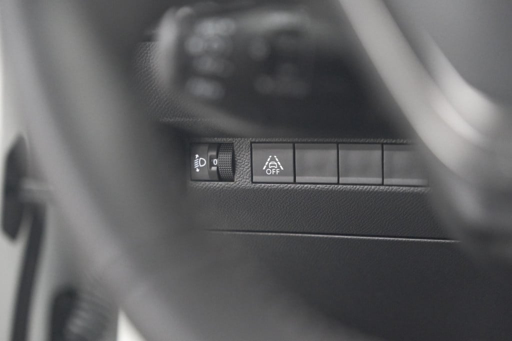 Peugeot 208 puretech 100 eat8 allure pack | camera | apple carplay | parkee