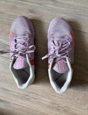 Diverse enkellaarsjes en sportschoenen