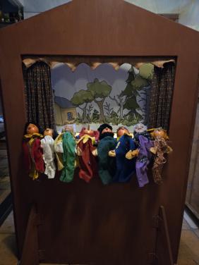 Poppenkast met 8 houten poppen en wisselende achtergronden