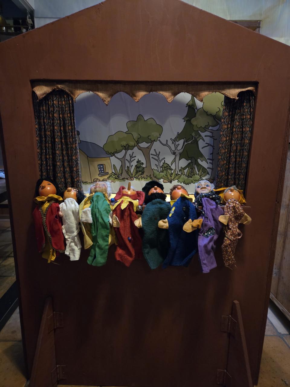 Poppenkast met 8 houten poppen en wisselende achtergronden