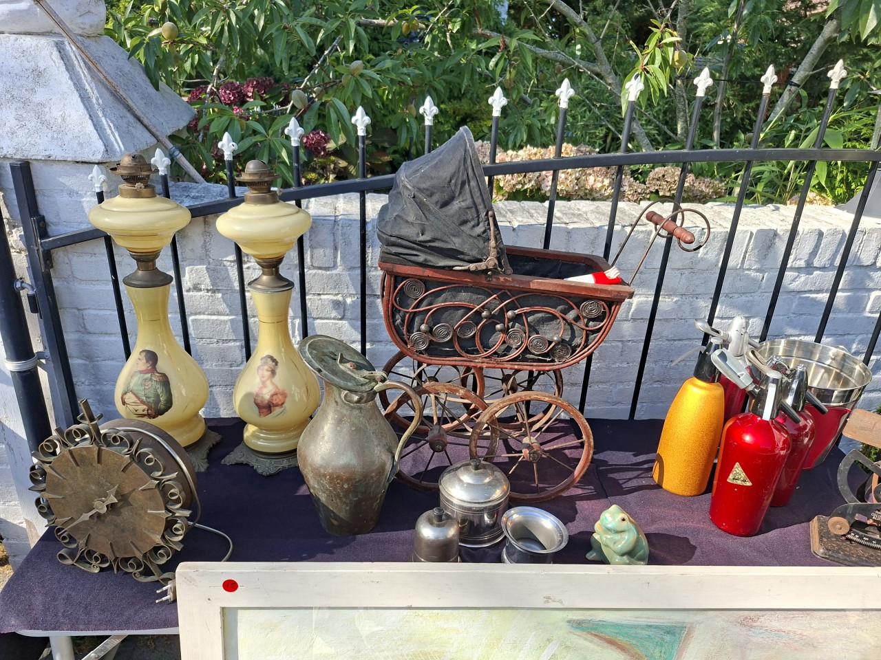 Antiek, brocante, vintage rommelmarkt spullen. Heel veel, goed en voordelig