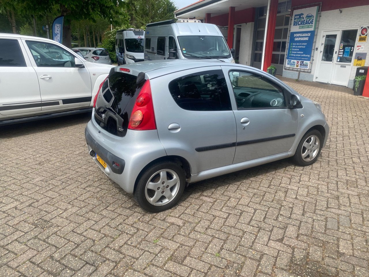 Peugeot 107 Black en Silver 1.0, 3mnd gar., jaar APK, beurt, carplay radio!