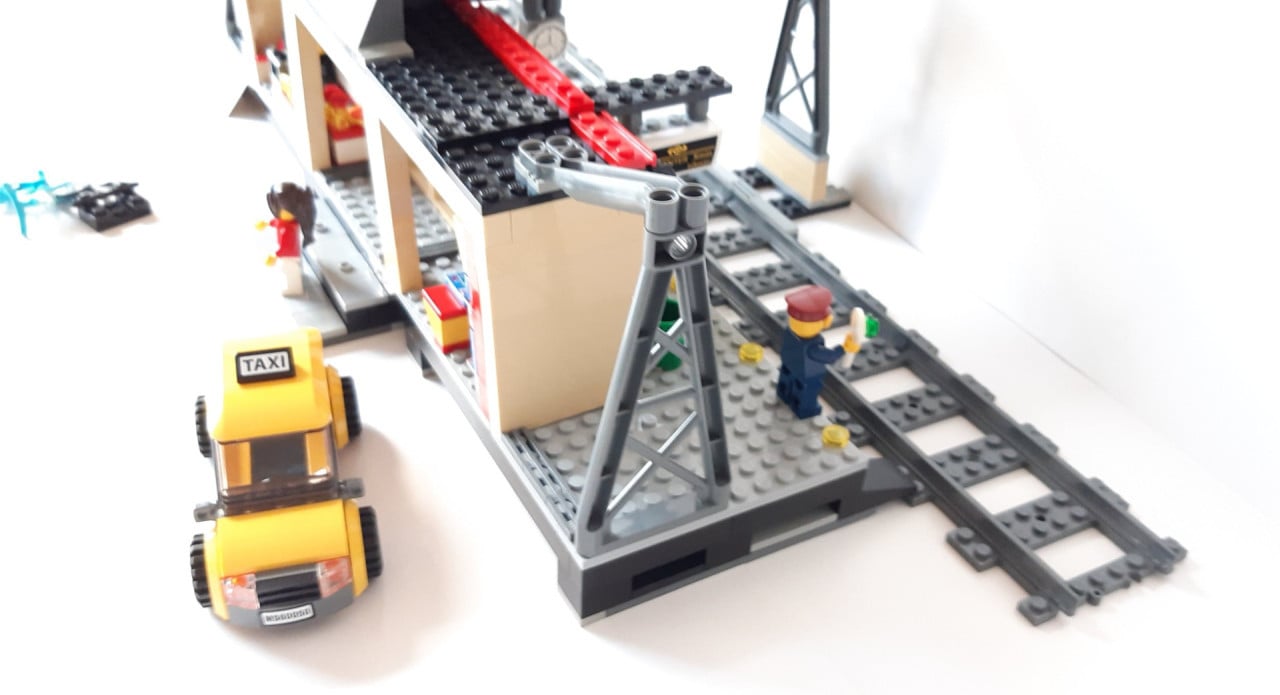 Lego City treinstation 60050: met taxi en 5 minifiguren