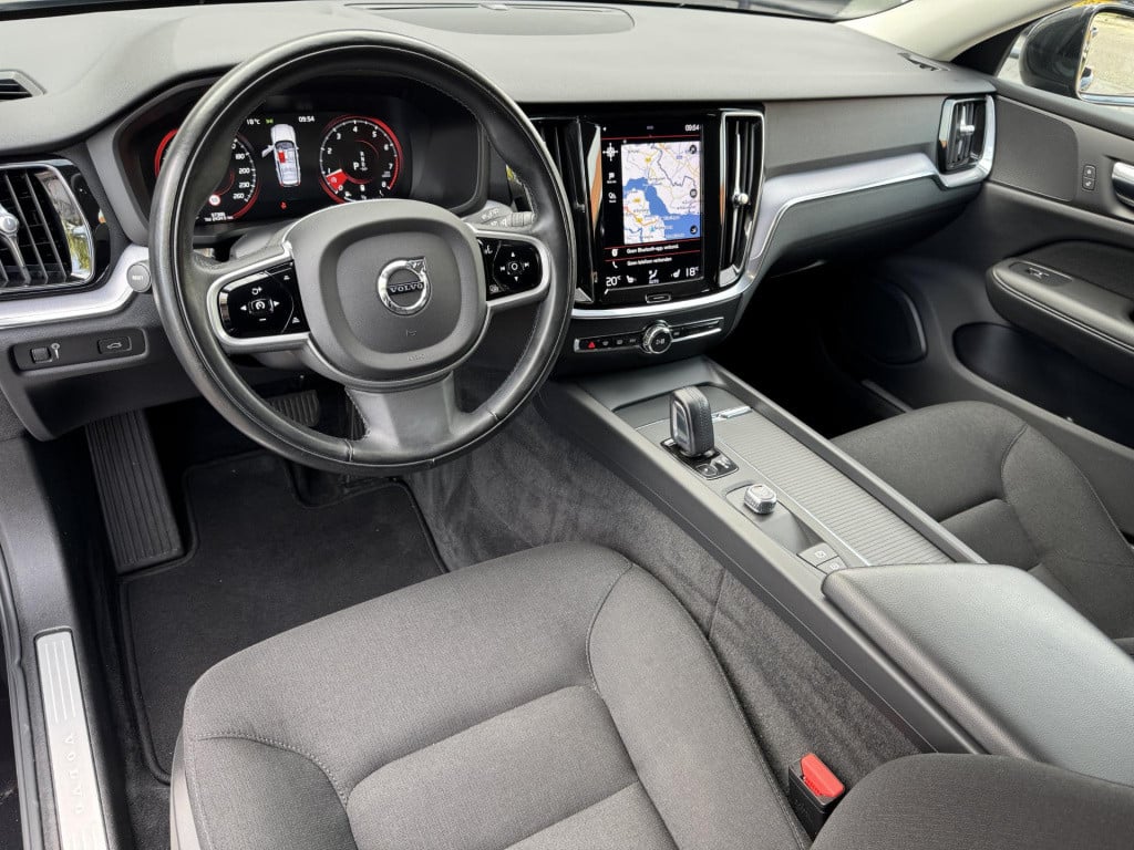 Volvo V60 2.0 b3 momentum advantage 19'' r-design wielen | stuur- + stoelve