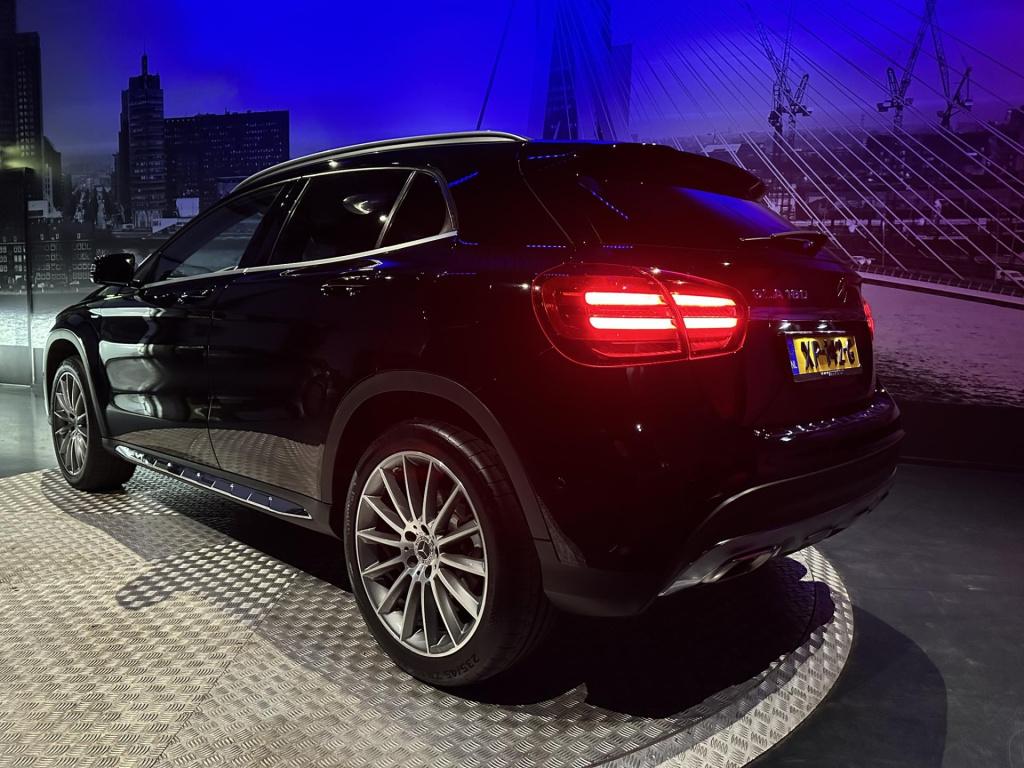 Mercedes-Benz Gla-klasse 180 business solution amg night upgrade *leer*stoe