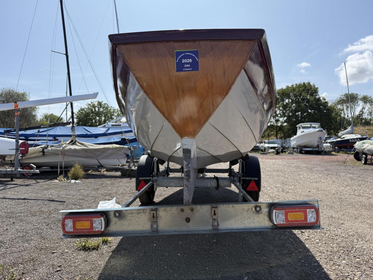 Tweepersoons houten roeiboot