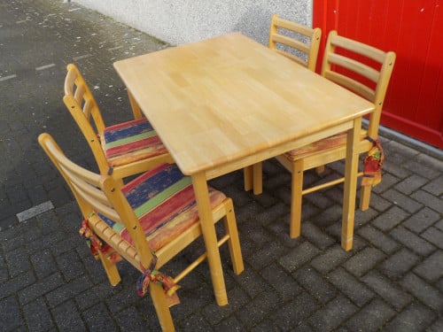 In zeer goede staat tafel 121 x 75 cm + 4 stoelen in zeer goede staat