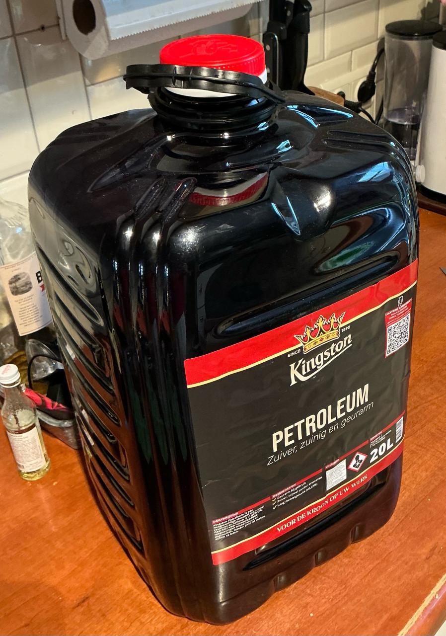 Drie lege 20 liter petroleum jerrycans