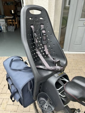Twee Yepp achter kinder fietsstoelen