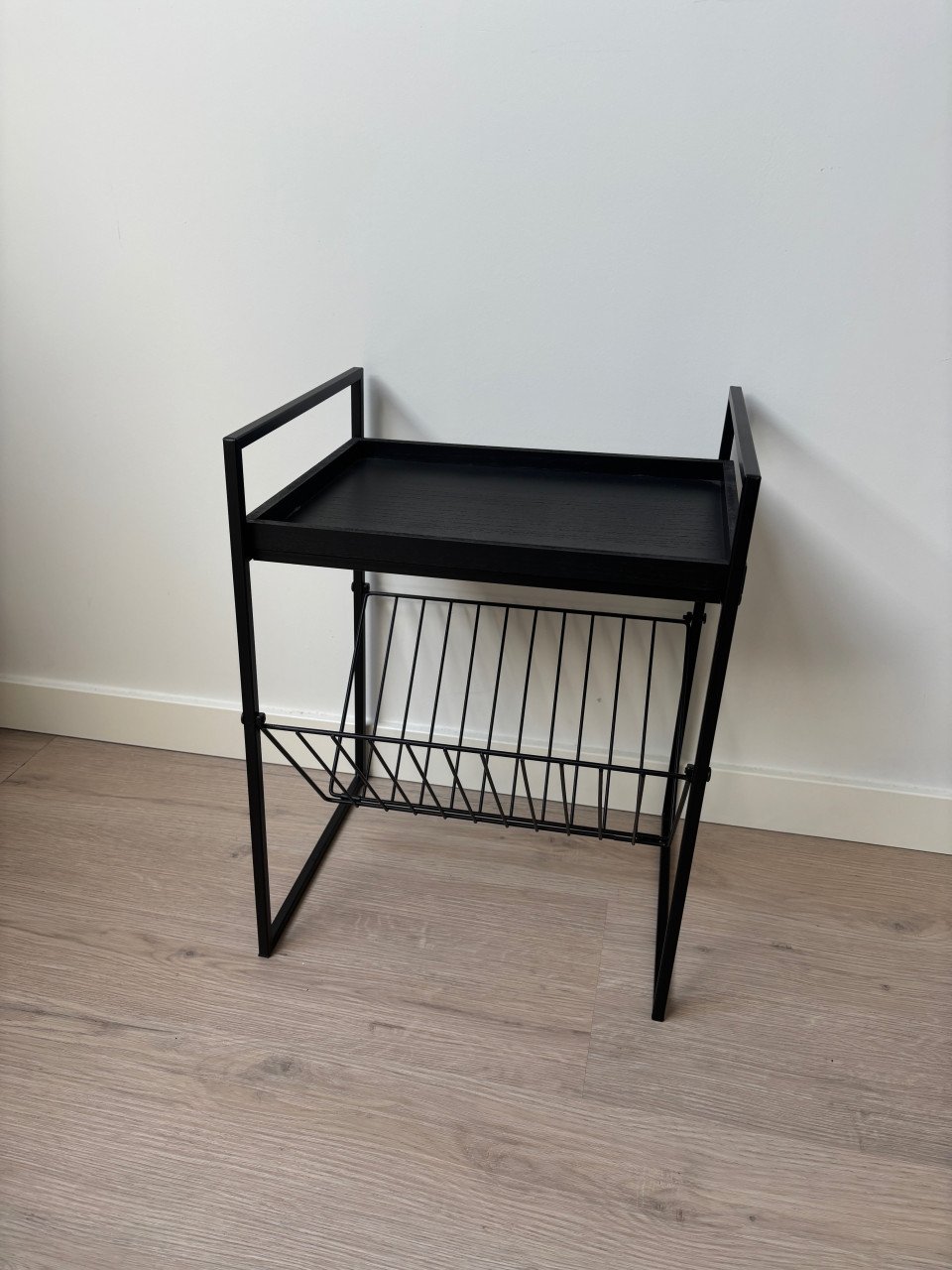 Zwarte bijzet tafel met magazine/krantenbak
