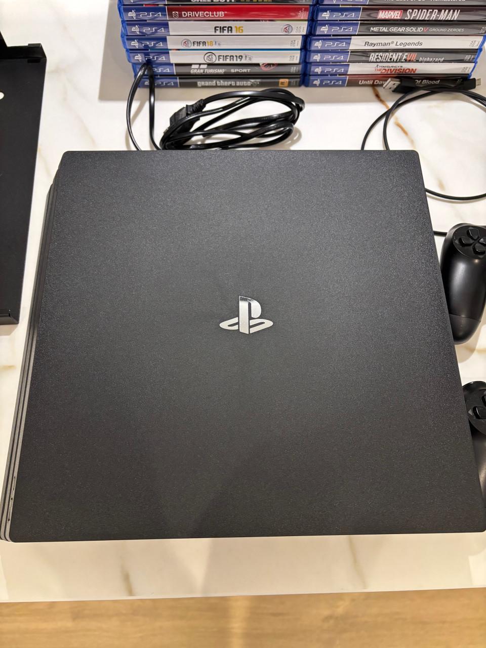 Playstation 4 Pro 1TB - 2 controllers - 17 games - FW 10.01