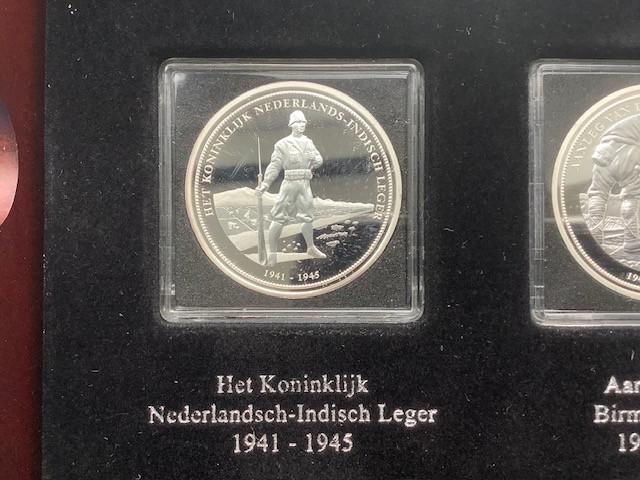 16 penningen Het Koninkrijk der Nederlanden in oorlog.