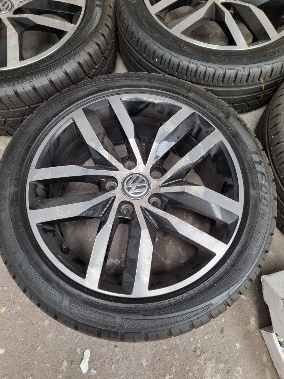 4 Volkswagen velgen met banden 225/45 R17 94V