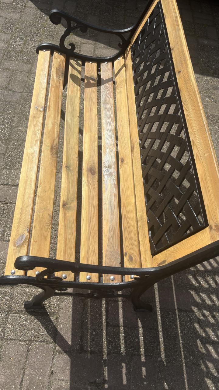Tuinbank met gietijzeren zijkanten