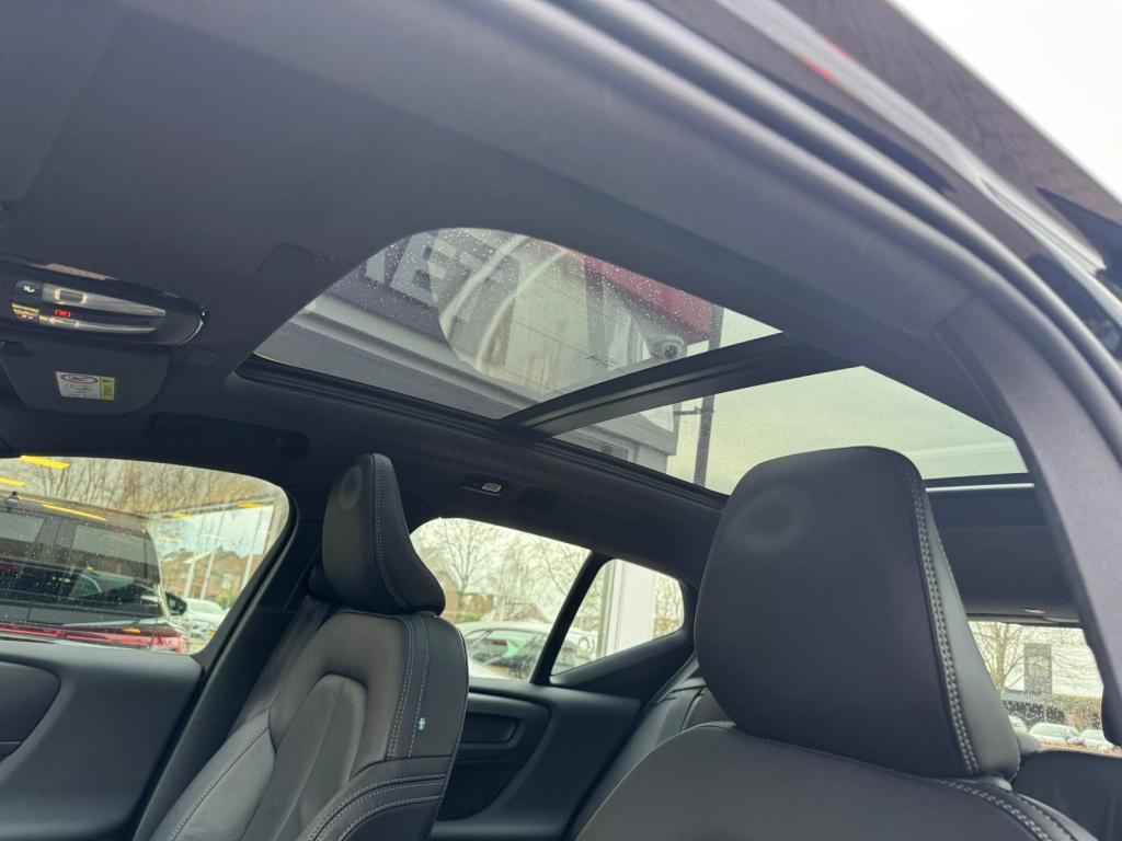 Volvo XC40 recharge p8 awd r-design