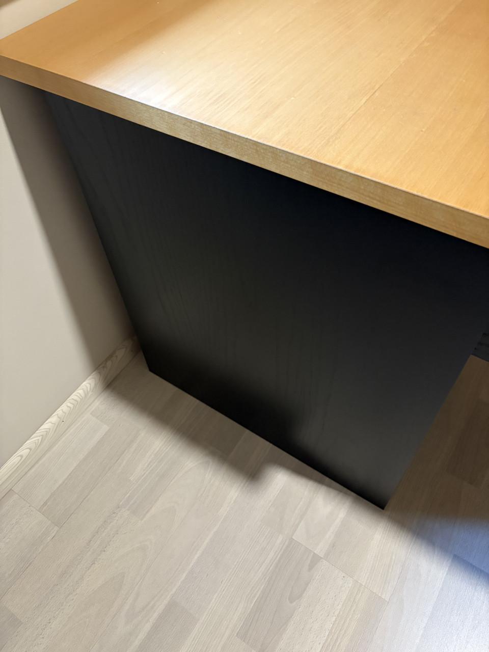 Bureau met lade blok en tafel.