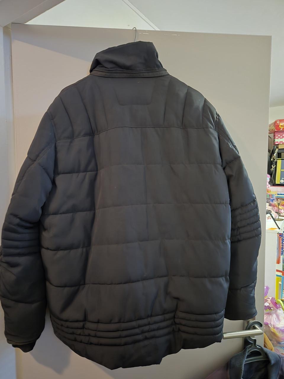 Gewatteerde jas van een gladde, geweven stof met stiksels.Maat XL