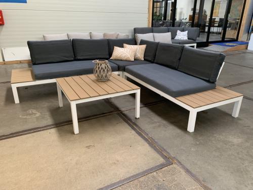 Loungeset net kussens en tafel.