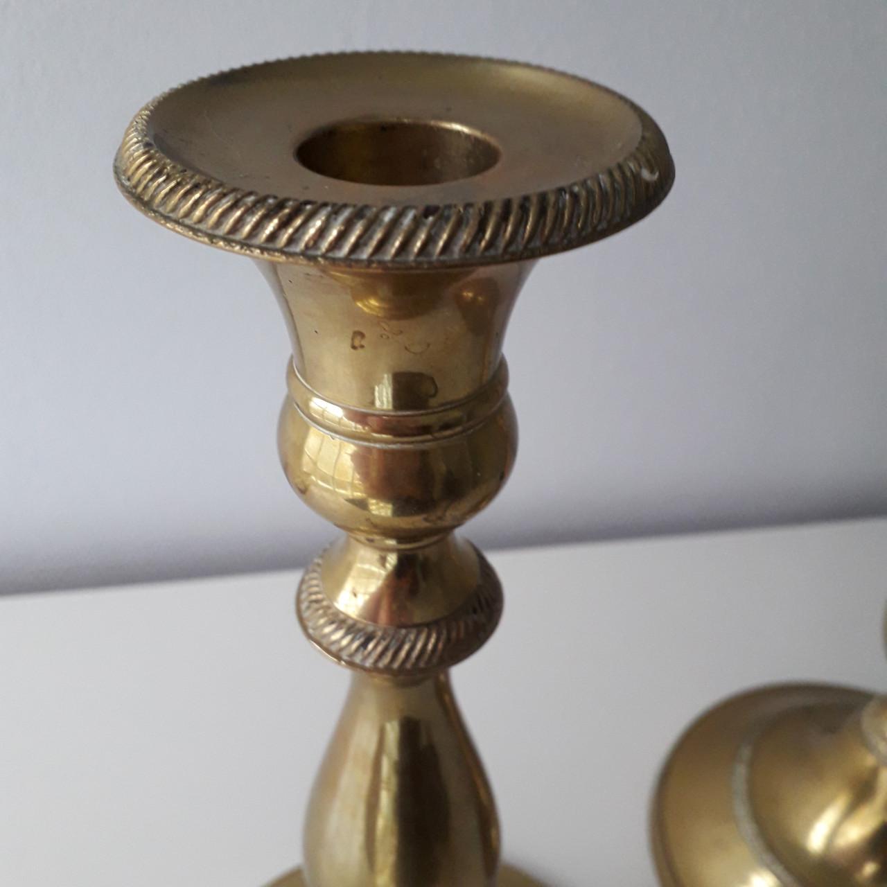 2 GROTE KOPEREN KANDELAARS.