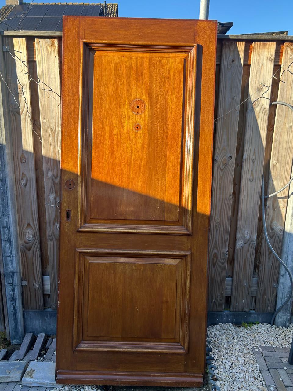 Mooie klassieke hardhouten voordeur