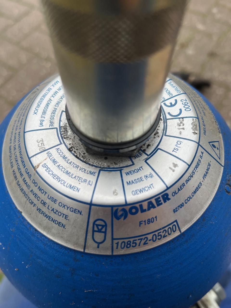 2 stuks hydrauliek accumulatoren