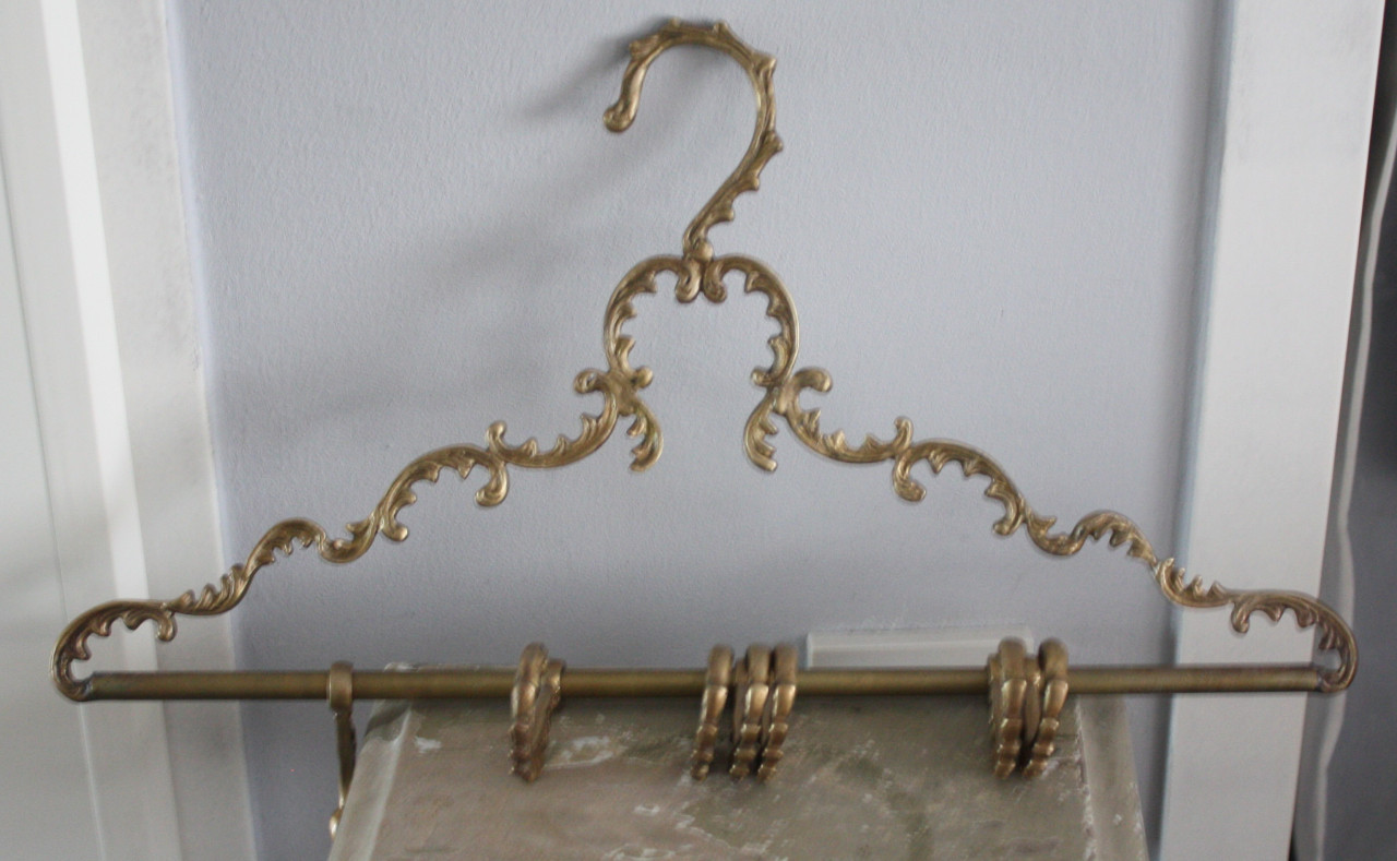 Mooie metalen kapstok met hangers