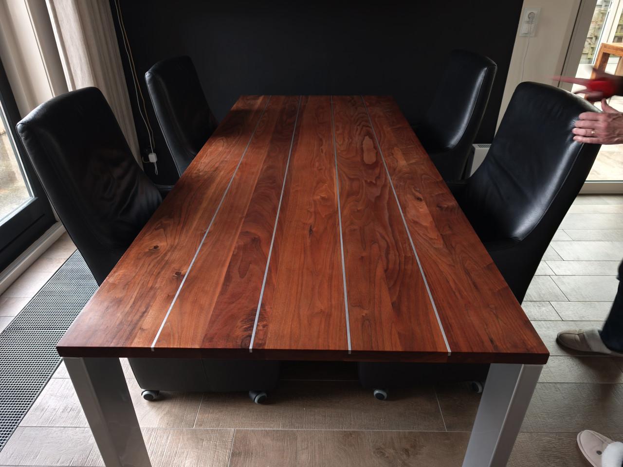 Tafel eetkamer 220x96x76 notenhout