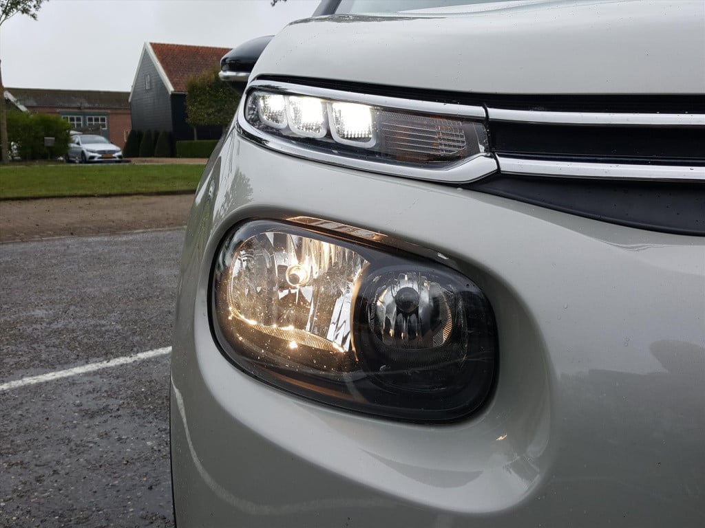 Citroen C3 shine 1.2 pt-110pk automaat navigatie via apple carplay & androi
