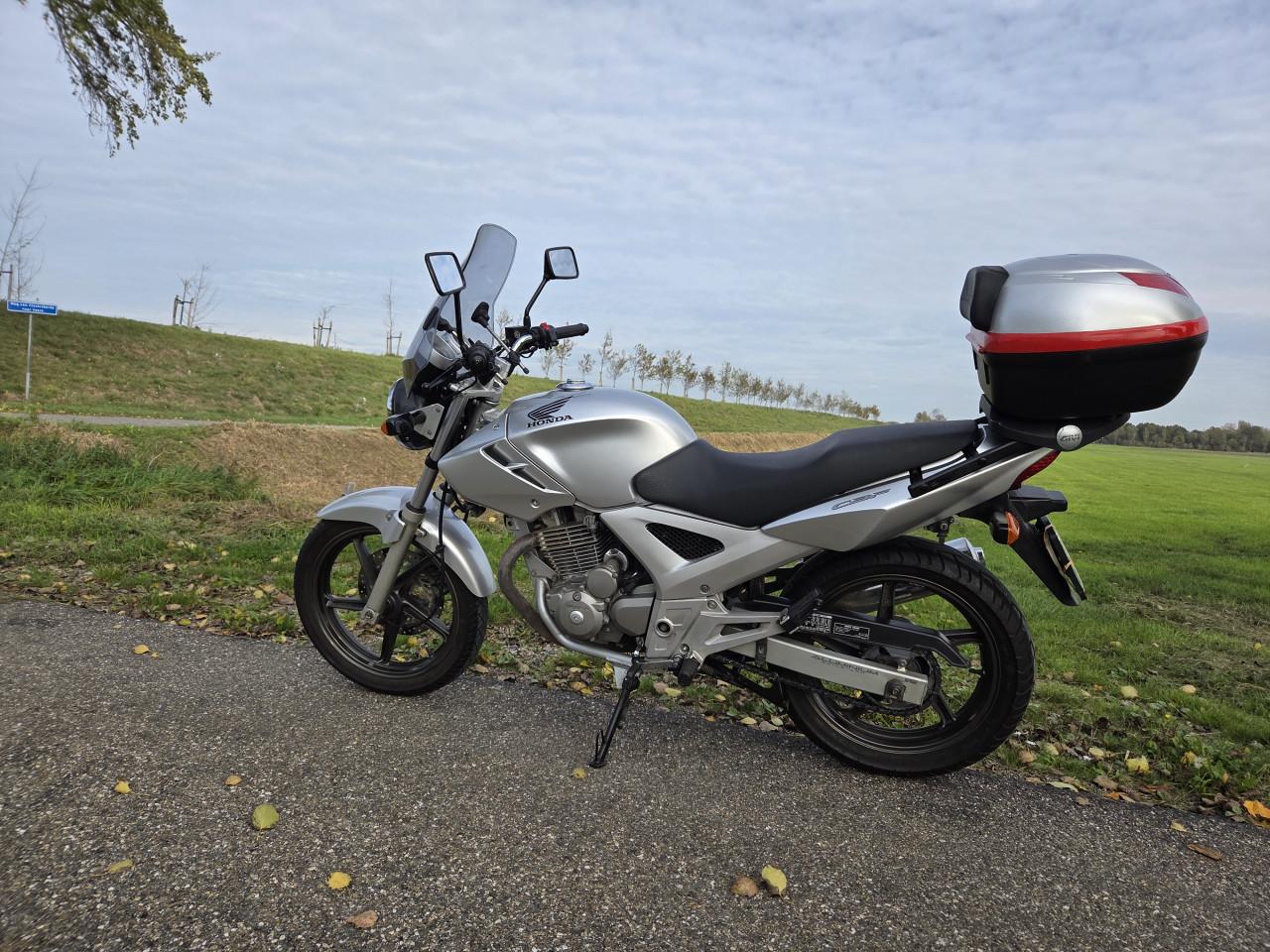 Honda CBF250 2007 met topkoffer en windscherm