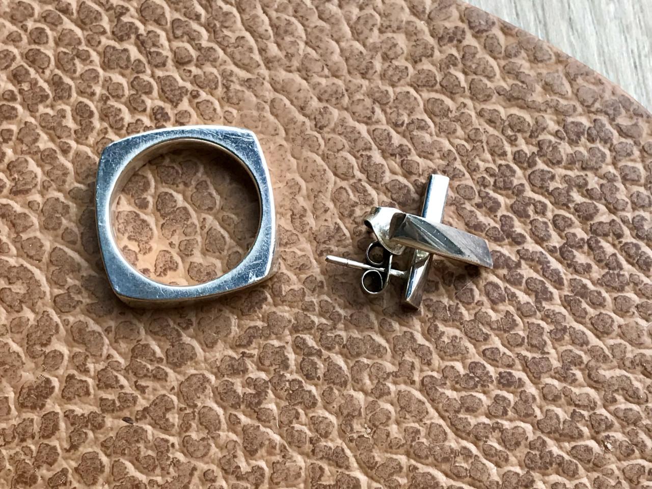 Zilveren ring met oorbellen van goudsmid Renate ritskes