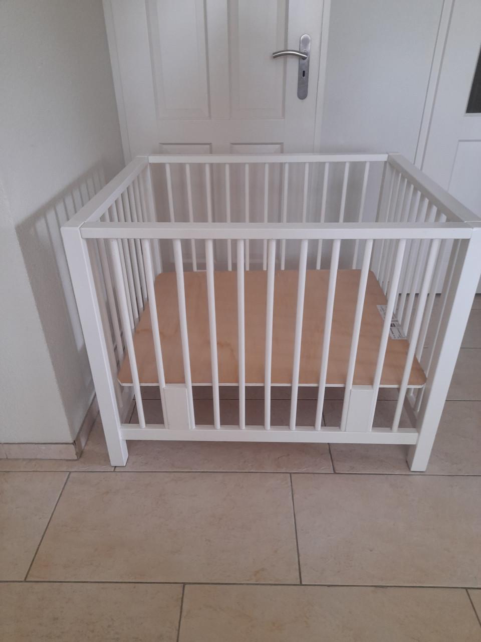 Witte box  (in goede nette staat )in hoogte verstelbaar!