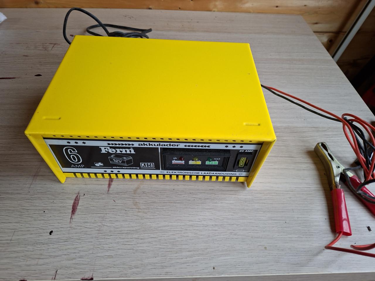 Ferm acculader 12v 7amp als nieuw