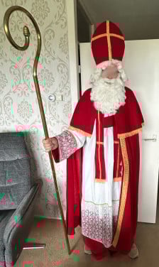 Sinterklaaspak en twee pieten pakken