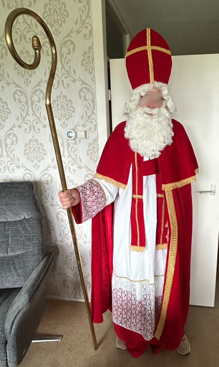 Sinterklaaspak en twee pieten pakken