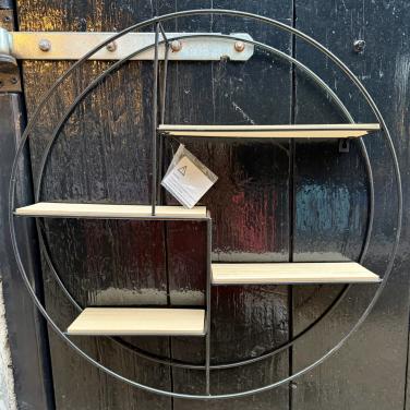 Rond metalen wandrek met houten plankjes